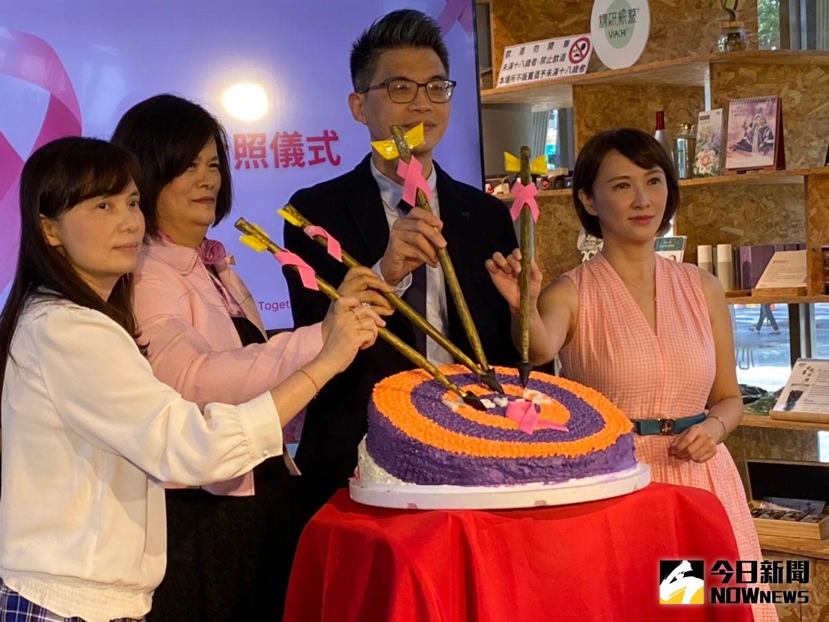 ▲十月國際乳癌防治月，主播劉芯彤（右一）分享過來人的抗癌之路。（圖／記者金武鳳攝，2022.10.14)