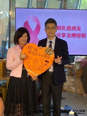 十月國際乳癌防治月 48歲罹癌婦分享抗癌逆轉勝之路 ▲48歲罹患乳癌林姓婦女,感謝劉良智團隊協助與陪伴,獻上愛心感謝卡。(圖/記者金武鳳攝,2022.10.14)