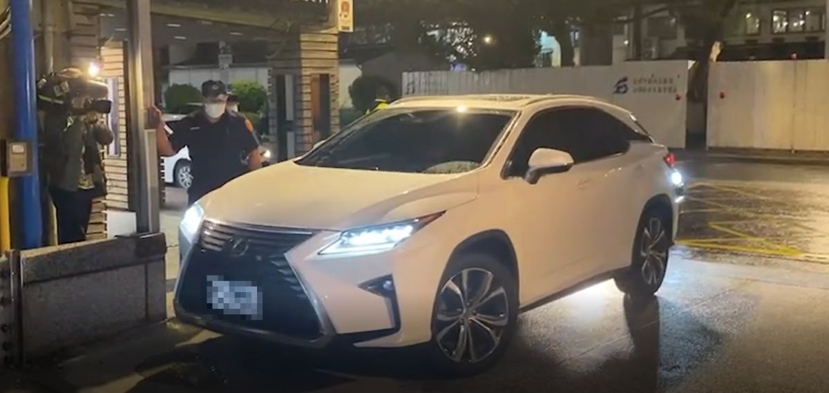 ▲稍早蔡女家屬抵達士林分局了解案情。（圖／翻攝畫面）