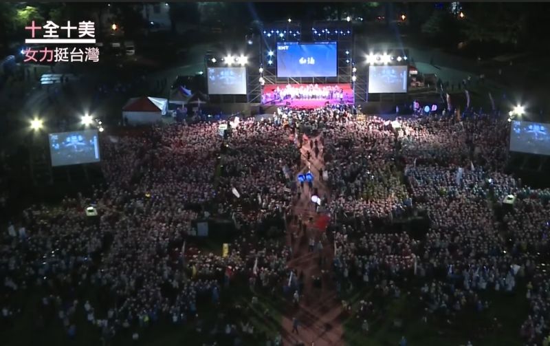 ▲「十全十美・女力挺台灣」聯合造勢大會，號稱湧進3萬民眾。（圖／翻攝盧秀燕臉書，2022.10.14）