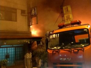 ▲佳興冰店，今天（24日）晚上10時許，突然發生火災。（圖／翻攝鄭寶秀臉書）