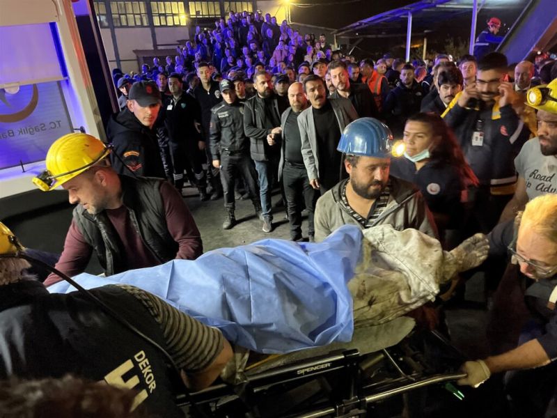 ▲土耳其北部一處礦坑15日因甲烷爆炸導致崩塌。圖為救難人員將礦工抬上擔架。（法新社）