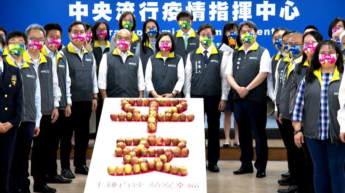 ▲總統蔡英文今（15）日出席Covid-19防疫1000天平安幸福活動，現場也擺上用蘋果排成的平安。（圖／擷取自疾管署Youtube頻道）