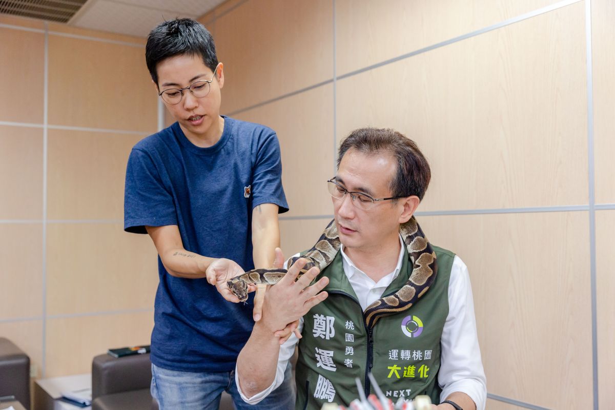 ▲鄭運鵬同框YouTuber「昆蟲擾西」，2人暢談昆蟲與生態議題。（圖／民進黨提供）