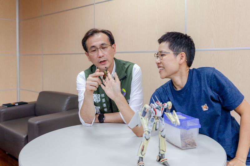 ▲鄭運鵬同框YouTuber「昆蟲擾西」，2人暢談昆蟲與生態議題。（圖／民進黨提供）