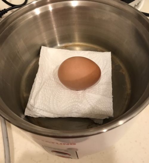 ▲把沾濕的餐巾紙和雞蛋放進電鍋，待開關跳起後再燜煮2、3分鐘即可，不過熟度較不易拿捏。（圖／取自Dcard）