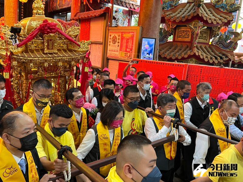 ▲蔡英文與陳時中等人出席台北葫蘆寺「水陸除瘟巡安起駕大典」。（圖／記者黃宣尹攝，2022.10.15）