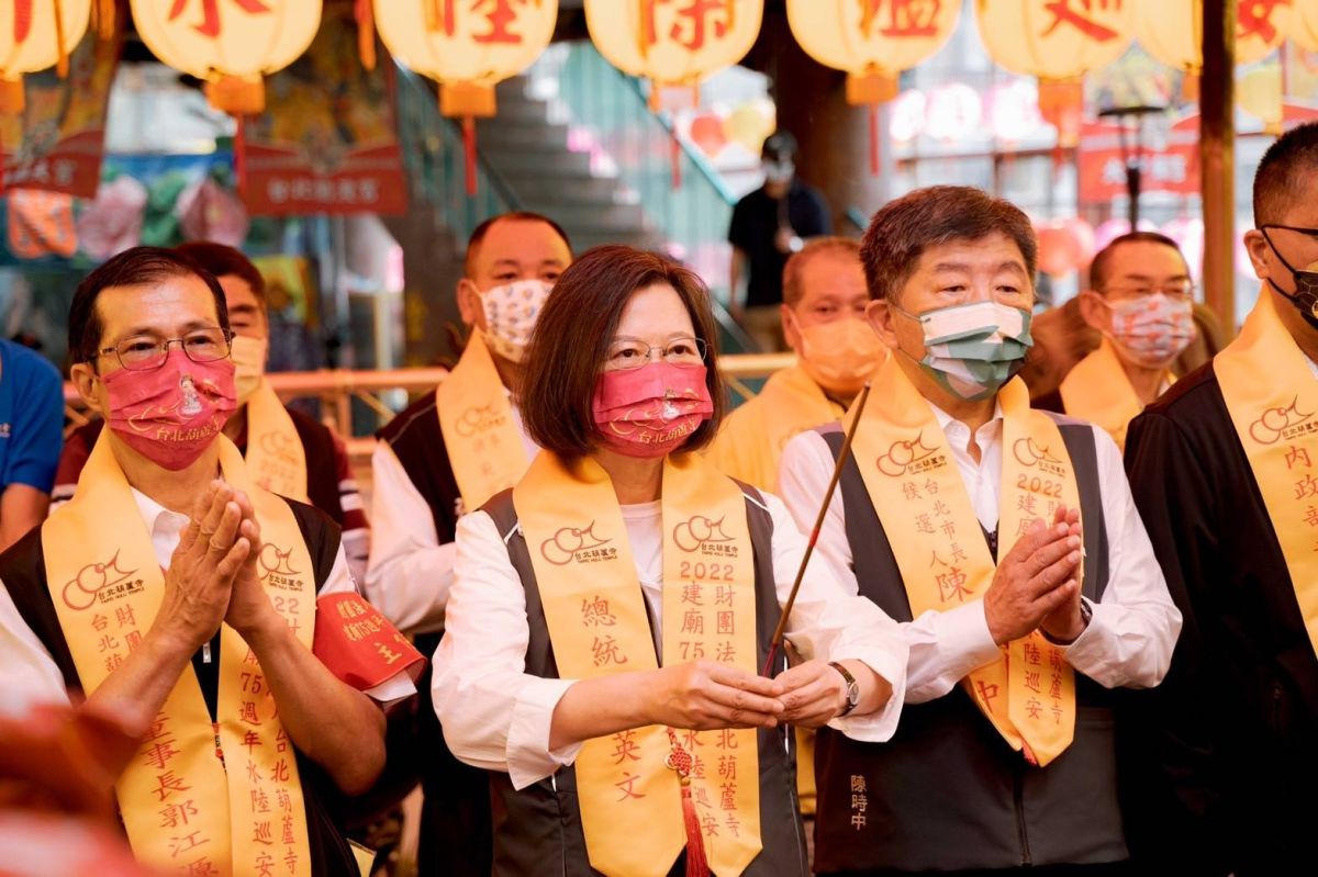 ▲蔡英文與陳時中等人一同出席「葫蘆寺建廟75週年水陸除瘟巡安起駕大典」。（圖／陳時中辦公室提供）