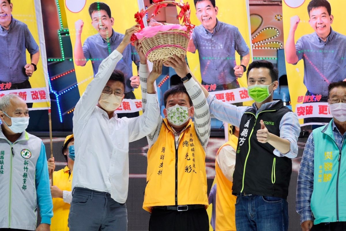 ▲新竹縣長候選人周江杰為關西鎮長候選人陳光彩站台。（圖/周江杰團隊提供）