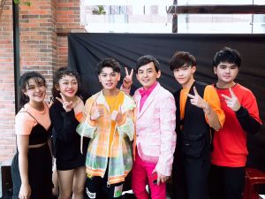 ▲KK(右二)因緣際會下與黃子佼(右三)合作。(圖/LiTV、力行娛樂提供) ▲KK(右二)因緣際會下與黃子佼(右三)合作。(圖/LiTV、力行娛樂提供)