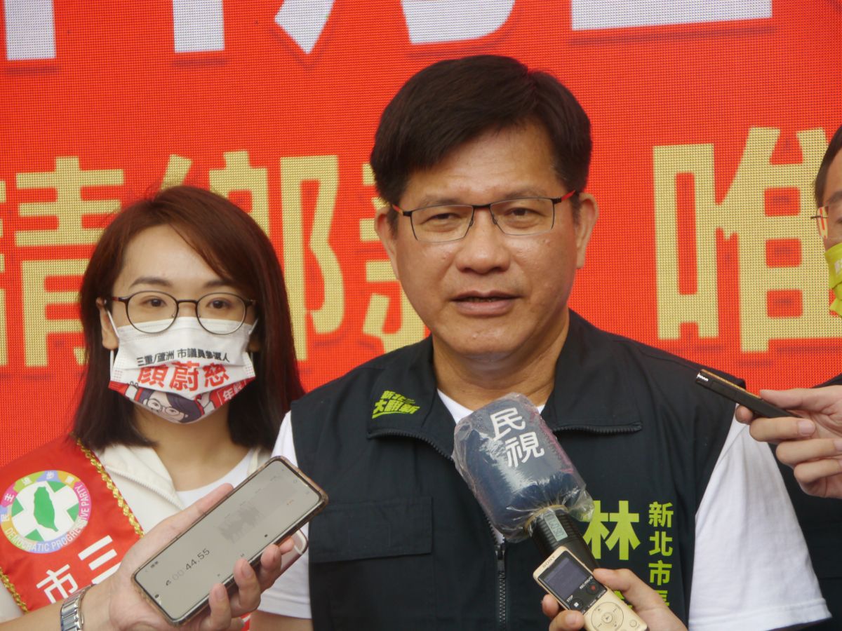 ▲針對新北市捷運局駁斥政見引用錯誤，林佳龍受訪要新北捷運局飲水思源、不要吃水果砍樹頭。（圖 ／記者吳嘉億攝，2022.10.15）