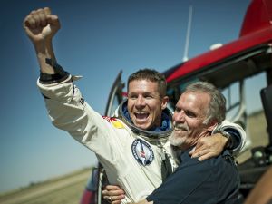 ▲奧地利跳傘運動員Felix Baumgartner完成Red Bull Stratos平流層計畫的太空跳傘任務，從39公里高跳下，以超越音速的自由落體創下世界紀錄。官方提供