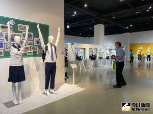纖博館「高中制服展」 帶你回顧學生制服的歷史演變 ▲台中纖維工藝博物館舉辦的高中制服展,展出學生制服今昔不同。(圖/記者金武鳳攝,2022.10.15)