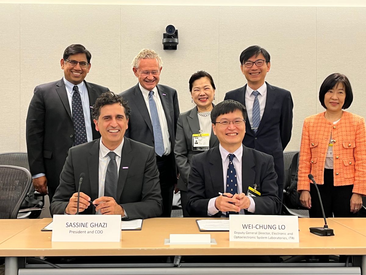 ▲經濟部長王美花率團訪問美國加州矽谷，此行預計可帶回超過300億元以上的投資。圖為工研院與Synopsys簽定合作備忘錄。（圖／經濟部提供）