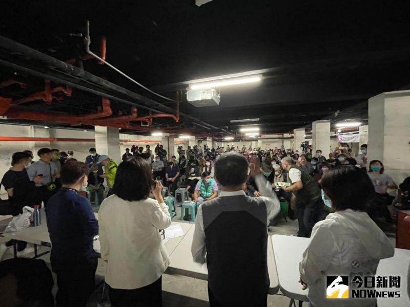 ▲陳時中赴信維國宅，與出席區權會的住戶對談都更議題。（圖／記者黃宣尹攝，2022.10.15）