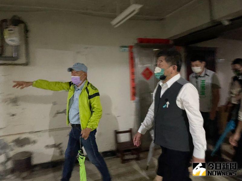 ▲陳時中赴信維國宅，由大樓主委廖廣志帶路，瞭解老舊住宅現況。（圖／記者黃宣尹攝，2022.10.15）