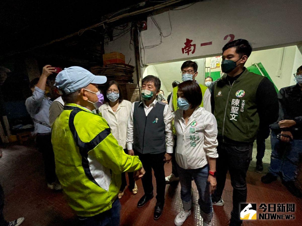 ▲陳時中赴信維國宅，由大樓主委廖廣志帶路，瞭解老舊住宅現況。（圖／記者黃宣尹攝，2022.10.15）
