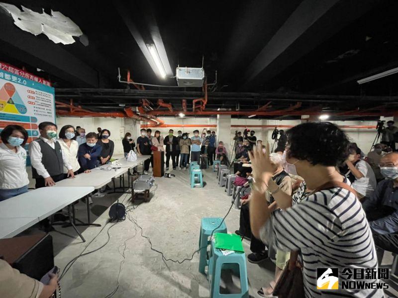 ▲信維國宅的住戶向陳時中反映問題，陳也題出回應。（圖／記者黃宣尹攝，2022.10.15）