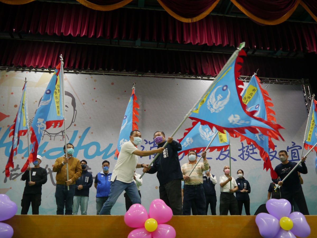 ▲侯友宜出席由義消總隊、消防之友、公會等協會成員組成的後援會成立大會，現場揮舞戰旗，展現團結氣勢。（圖 ／記者吳嘉億攝，2022.10.15）