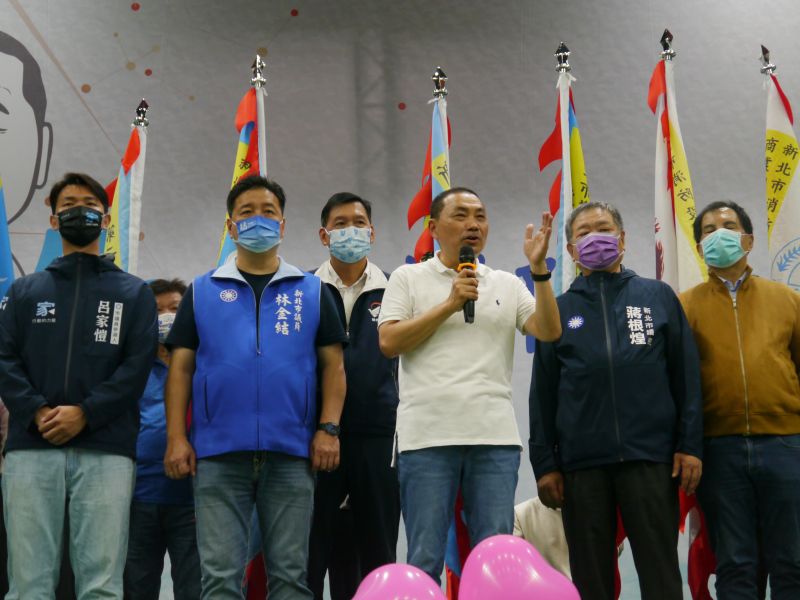 ▲侯友宜出席由義消總隊、消防之友、公會等協會成員組成的後援會成立大會，兼具單位幹部身分的同黨市議員及候選人也都上台，展現團結氣勢。（圖 ／記者吳嘉億攝，2022.10.15）