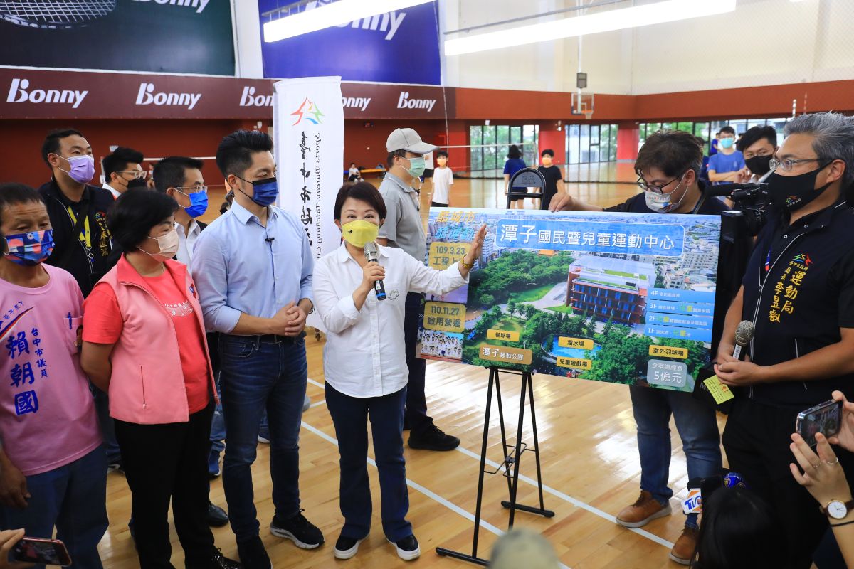 ▲盧秀燕親自為蔣萬安解說潭子國民暨兒童運動中心的發想概念。（圖／台中市政府提供，2022.10.15）