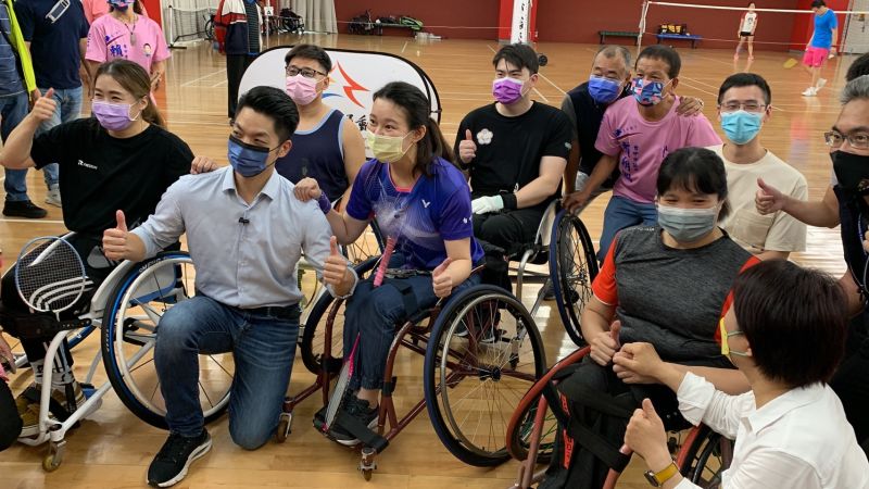 ▲看到蔣萬安驚喜出現，民眾開心與他合照。（圖／記者顏幸如攝，2022.10.15）