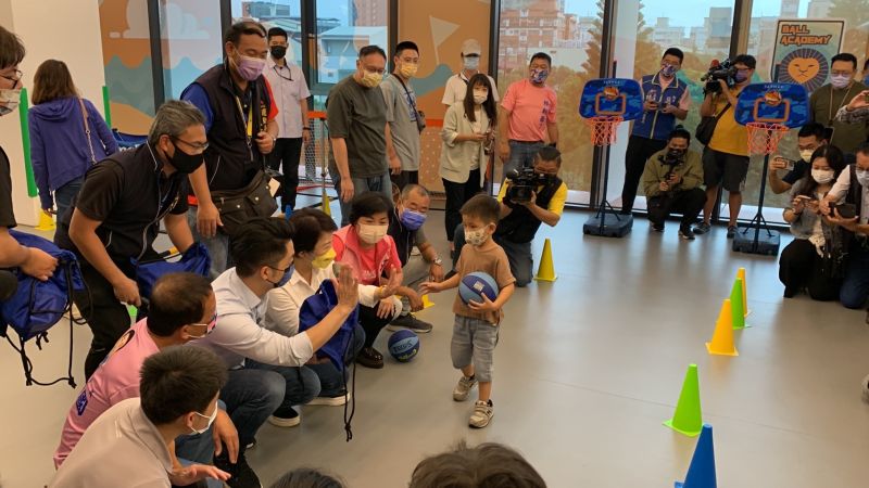 ▲三寶爸蔣萬安看到孩子特別有感，主動和玩球的幼兒打招呼。（圖／記者顏幸如攝，2022.10.15）