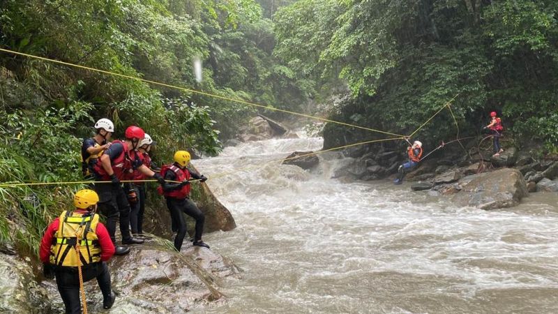 溪水暴漲！9遊客受困宜蘭金岳瀑布　警消冒險橫渡助脫困
