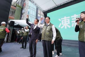 鄭運鵬南桃園競選總部今日成立,鄭文燦也出席力挺。 ▲鄭運鵬南桃園競選總部今日成立,鄭文燦也出席力挺。(圖/民進黨提供)