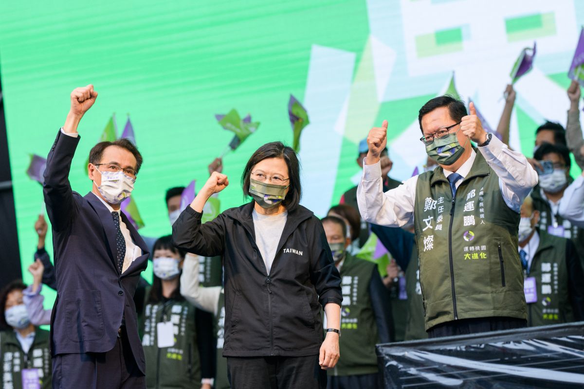 ▲桃園選情陷入膠著，綠營打出「票投鄭運鵬，進步不回頭」訴求，期盼肯定鄭文燦的桃園人能支持鄭運鵬，讓綠色五星級施政延續。（圖／民進黨提供）