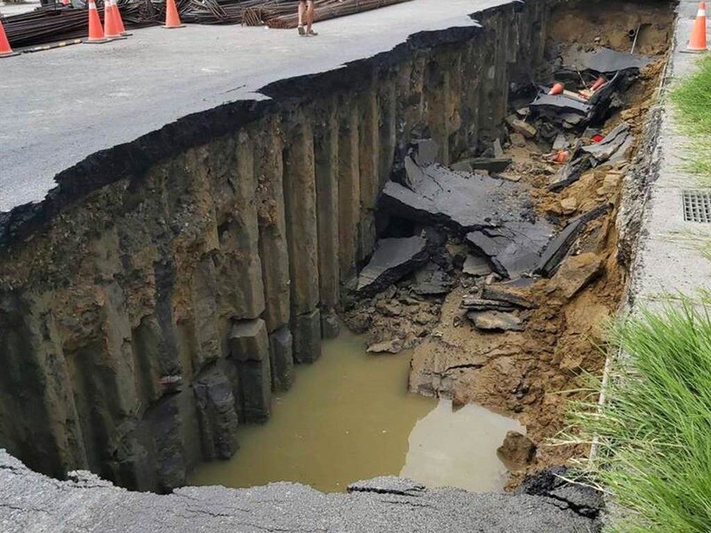 ▲台南永康正南三路148號前，今天（15日）下午路面突然塌陷。（圖／翻攝畫面）