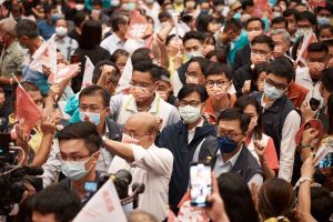 ▲行政院長蘇貞昌與高雄市長陳其邁進場時受到支持者熱烈歡迎。(圖/陳其邁在拚四年競選辦公室) ▲行政院長蘇貞昌與高雄市長陳其邁進場時受到支持者熱烈歡迎。(圖/陳其邁在拚四年競選辦公室)