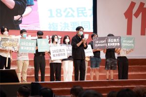 ▲高雄學生民主聯盟一群高中、大學學生代表巫愷政也到場感謝陳其邁大力相挺18歲公民權,實踐承諾,重視和學生溝通交流。(圖/陳其邁在拚四年競選辦公室) ▲高雄學生民主聯盟一群高中、大學學生代表巫愷政也到場感謝陳其邁大力相挺18歲公民權,實踐承諾,重視和學生溝通交流。(圖/陳其邁在拚四年競選辦公室)