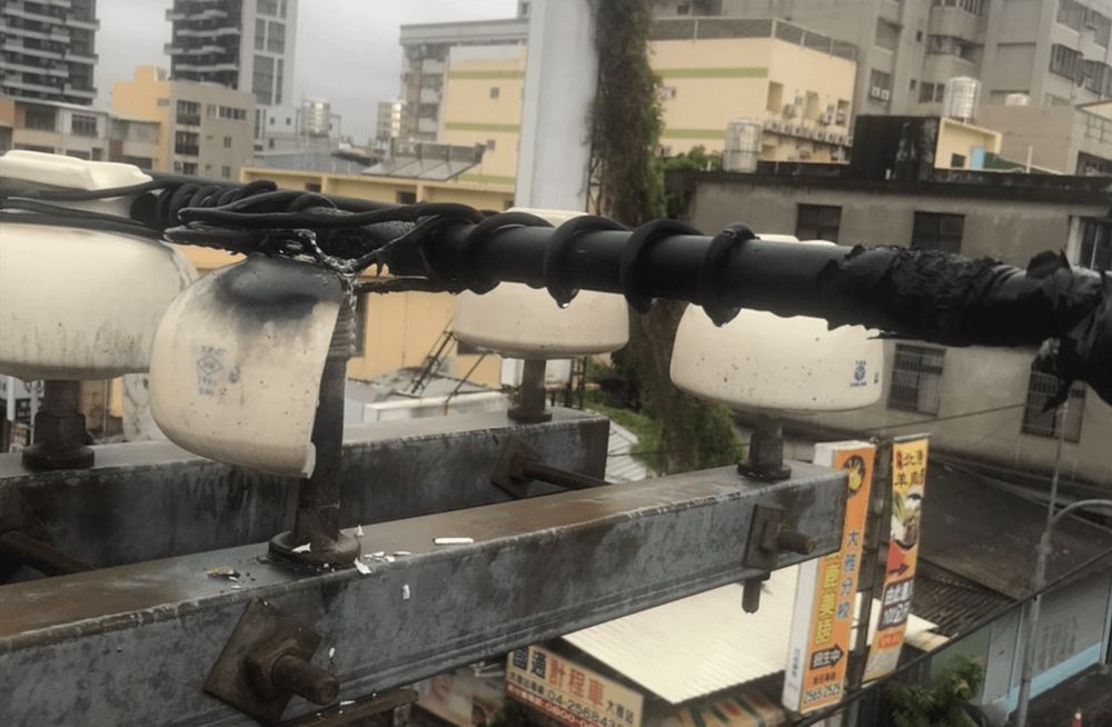▲大雅區一根高壓電杆意外遭到雷擊，導致絕緣體損毀，因此雅環路二段共有2849戶停電。（圖／台電提供）