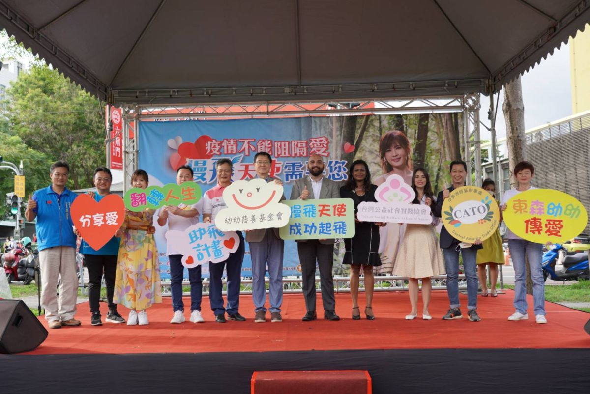 ▲東森電視副董事長張璠（右6）、幼幼基金會董事長孫嘉蕊（右1）、東森電視徐瑞勇總經理（左4）、貝里斯碧坎蒂大使（右4）、宏都拉斯布羅德大使（右5）、瓜地馬拉臨時代辦蘇熙（右3）、中美洲經貿辦事處廖鴻達主任（右2）、外交部東部辦事處胡琪斌處長（左5）、台灣公益社會實踐協會陳志軒理事長（左2）等人，攜手公益大使氣象主播王淑麗（左3）為台東慢飛天使募集早療經費。（圖／中美洲經貿辦事處提供）