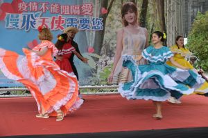 ▲中美洲友邦留學生為慢飛天使們帶來精彩的傳統舞蹈表演。（圖／品牌提供）