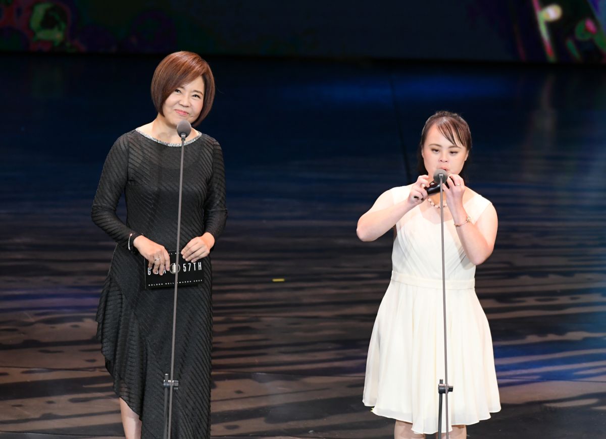 ▲于美人（左）與唐寶寶周以嘉（右）一同頒獎。（圖／三立提供）