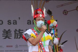 ▲高雄市政府副秘書長張家興身著阿美族服出席豐年祭,以族語向大家問好。(圖/高市府原民會提供) ▲高雄市政府副秘書長張家興身著阿美族服出席豐年祭,以族語向大家問好。(圖/高市府原民會提供)
