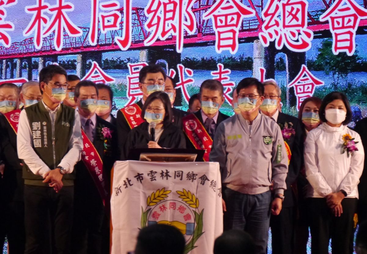 ▲總統蔡英文出席新北市雲林同鄉會第五屆第一次會員代表大會，致詞拜託鄉親支持雲林子弟林佳龍，大家幫忙拉票，讓林佳龍當選。（圖 ／記者吳嘉億攝，2022.10.15）