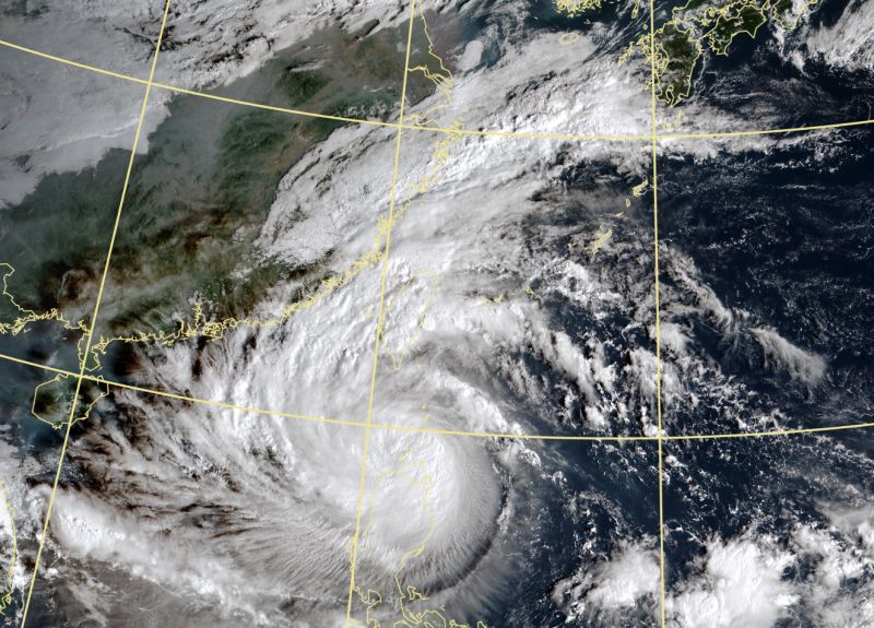 ▲尼莎颱風外圍環流配合東北季風產生「共伴效應」，已經為北台灣帶來猛烈雨勢。（圖／翻攝中央氣象局官網）