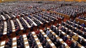 ▲中共二十大正式登場,開幕之際會中成員全戴上口罩、高唱國歌。(圖/擷取自CCTV) ▲中共二十大正式登場,開幕之際會中成員全戴上口罩、高唱國歌。(圖/擷取自CCTV)