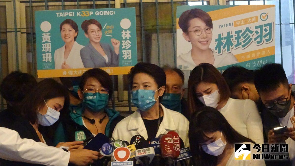 ▲無黨籍台北市長參選人黃珊珊陪同民眾黨市議員參選人林珍羽走訪松江市場。（圖／記者呂炯昌攝，2022.10.16）