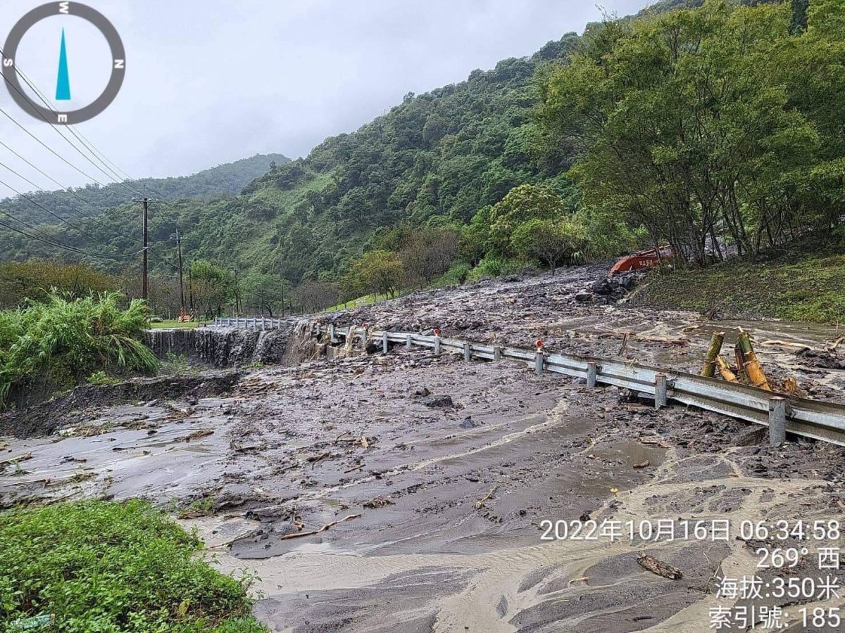 ▲台7宜蘭縣大同鄉英士路段遭泥沙淹沒，雙向受阻搶通中（圖／翻攝自記者爆料網）