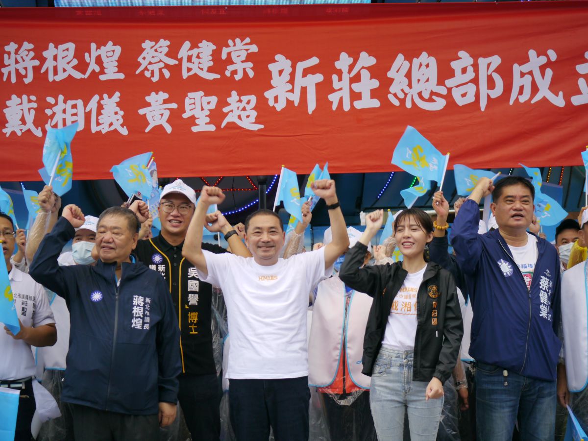 ▲侯友宜出席新莊聯合競選總部成立大會，在風雨中致詞並懇請支持自己跟議員參選人，大家一起齊心協力、「好好做代誌」。（圖 ／記者吳嘉億攝，2022.10.15）