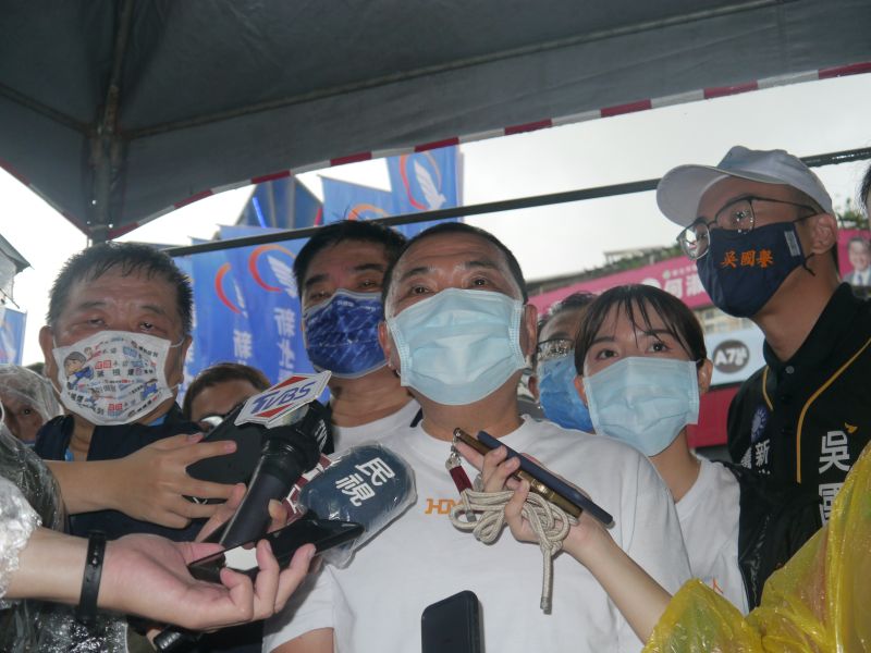 ▲侯友宜出席新莊聯合競選總部成立大會，在風雨中受訪強調最重要的對手是自己，要不斷的超越自己、「好好做代誌」。（圖 ／記者吳嘉億攝，2022.10.15）