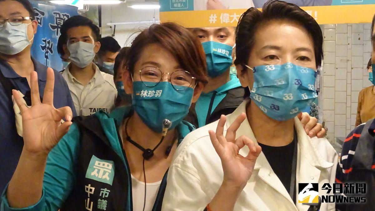 ▲無黨籍台北市長參選人黃珊珊（右）陪同民眾黨市議員參選人林珍羽走訪松江市場。（圖／記者呂炯昌攝，2022.10.16）