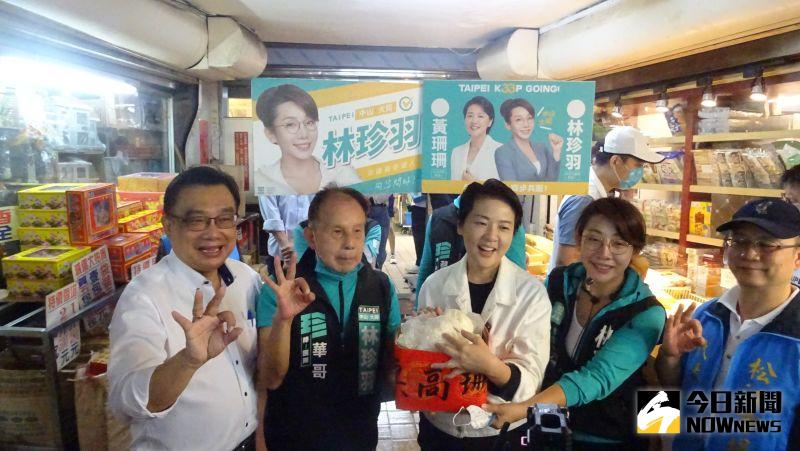▲無黨籍台北市長參選人黃珊珊陪同民眾黨市議員參選人林珍羽走訪松江市場。（圖／記者呂炯昌攝，2022.10.16）