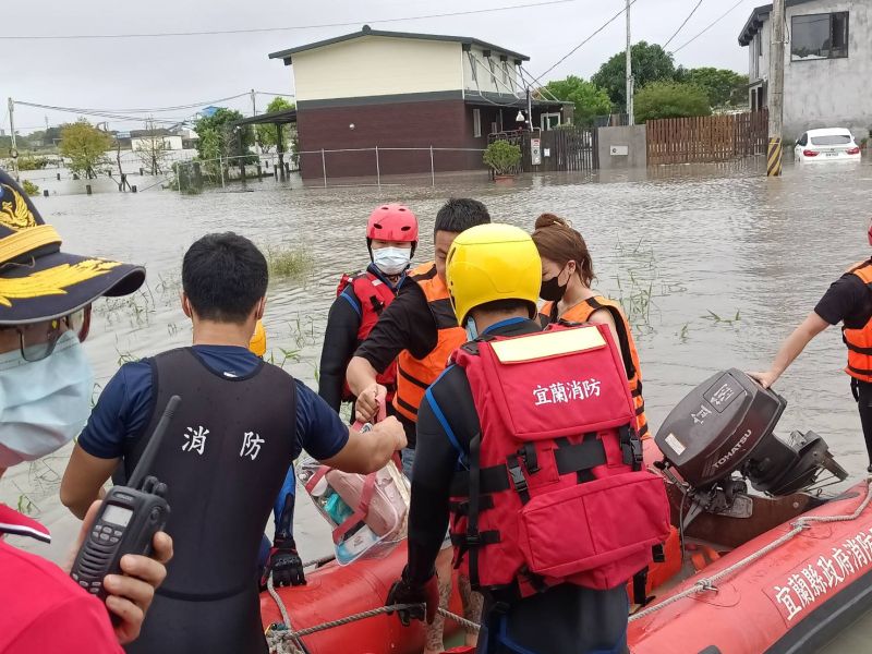 ▲宜蘭市傳出淹水災情導致遊客受困，消防人員駕駛橡皮艇，成功把8名遊客救出撤離。（圖／宜蘭縣消防局）