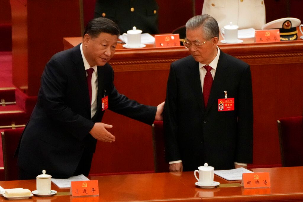 ▲習近平與胡錦濤兩人在二十大上互動甚少，媒體甚至發現在宣講期間，胡錦濤跟宋平師徒2人幾乎全程把手放在台下。（圖／美聯社／達志影像）