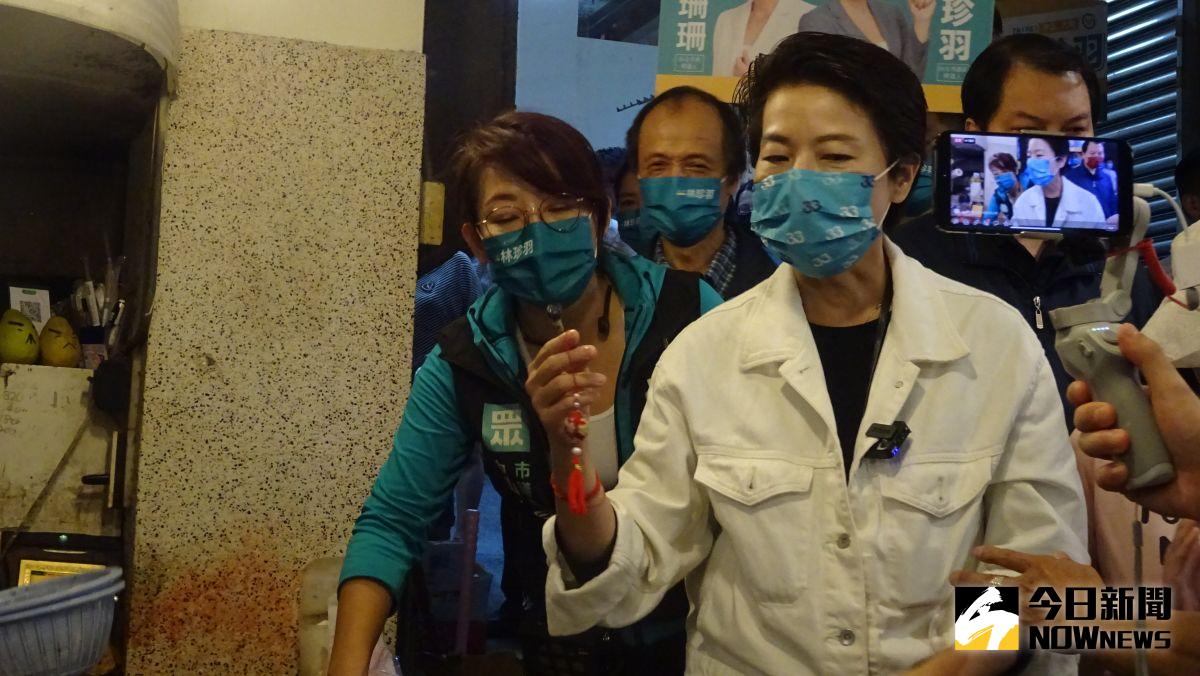 ▲無黨籍台北市長參選人黃珊珊陪同民眾黨市議員參選人林珍羽走訪松江市場拜票。（圖／記者呂炯昌攝，2022.10.16）